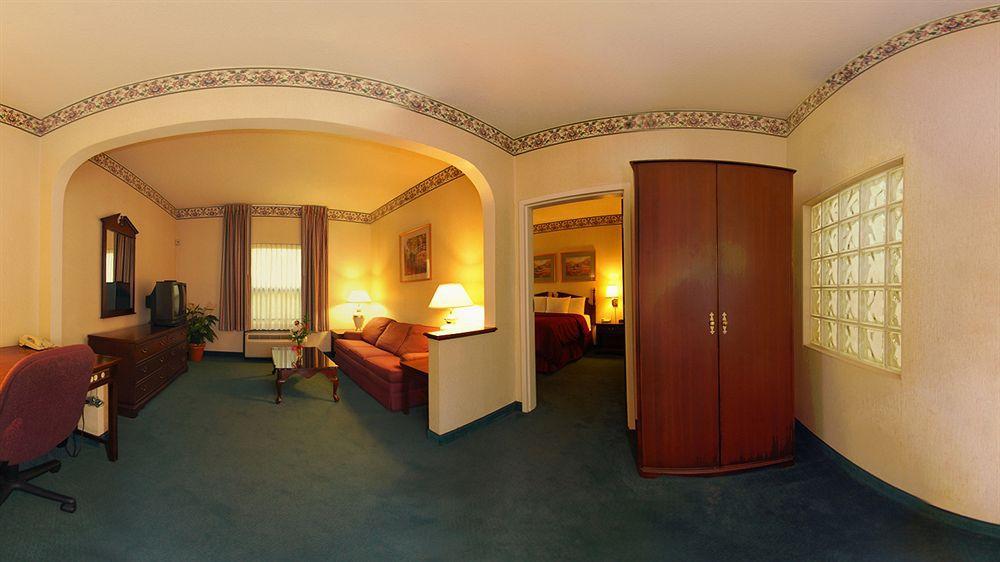 Clarion Inn & Suites Northwest Indianápolis Exterior foto