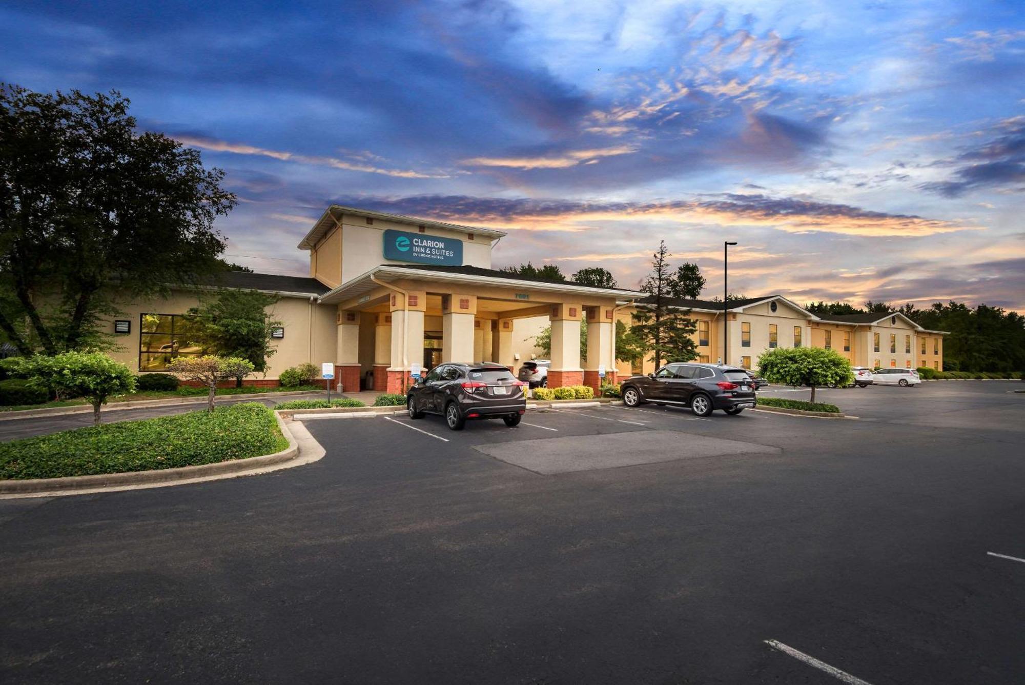 Clarion Inn & Suites Northwest Indianápolis Exterior foto